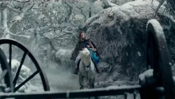 El cabo de Bella (Emma Watson) en La Bella y la Bestia (2017)