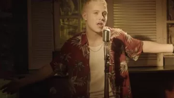 La chemise hawaïenne rouge de PLK dans son clip Dis Moi Oui