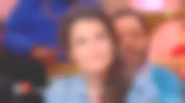 La chemise bleue à détail flèches et croix de Alexandra Hubin dans Je t'aime etc du 21/11/2017