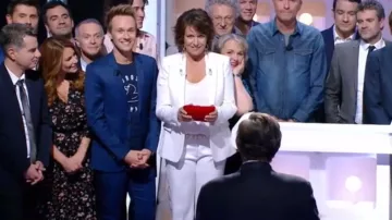 Le pantalon blanc de smoking de Carole Rousseau dans Le grand concours des animateurs du 02/03/2018