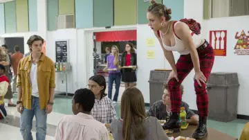 Le pantalon plaid rouge de Emmaline (Sydney Sweeney) dans Everything sucks! S01E03