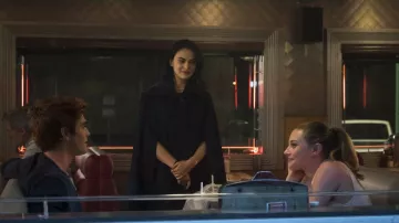 La veste cape noire de Veronica lodge (Camilia Mendes) dans Riverdale S01E01