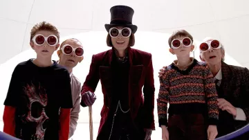 The coat in burgundy velvet Willy Wonka (Johnny Depp) in Charlie and the chocolate factory