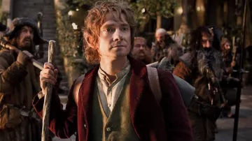 The velvet jacket bordeaux of Bilbo Baggins (Martin Freeman) in The Hobbit : An unexpected journey