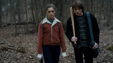 The jacket of Nancy Wheeler (Natalia Dyer) in Stranger Things S01E05