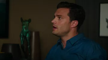 The blue shirt of Christian Grey (Jamie Dornan) in Fifty shades lighter