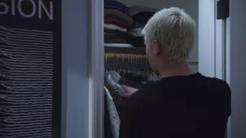 Le poster Joy Division de Alex Standall (Miles Heizer) dans 13 Reasons Why S01E12