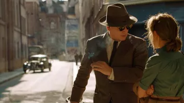 Sunglasses Pierre Rabier (Benoît Magimel) in The pain