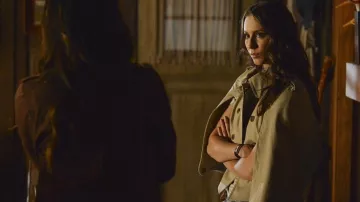 The cape beige of Spencer Hastings (Troian Bellisario) Pretty Little Liars S04E15