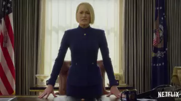 Le tailleur bleu de Claire Underwood (Robin Wright) dans House of Cards Saison 6