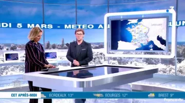 Le pantalon marine à rayures de Marine Vignes dans Météo à la carte du 05/03/2018