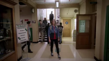 Les sneakers Vans SK8 de Casey Gardner (Brigette Lundy-Paine) dans Atypical S01E01