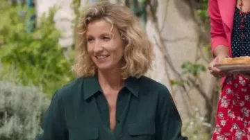 The shirt in the green silk of Florence (Alexandra Lamy) Throughout the world standing