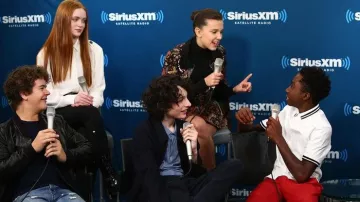 Pantalones de cintura alta de Sadie Sink (Max en Stranger THings 2) de Alexander Wang durante una entrevista en SiriusXM