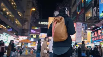 The backpack brown Diesel Amir in her video clip The streets of my sentence