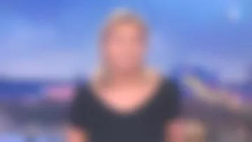 Vestido festoneado de cuello en V de Anne-Sophie Lapix en Le journal de 20H de France 2 de 06/03/2018