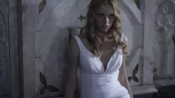 La robe blanche de Lilith (Katie Cassidy) dans Supernatural S04E03