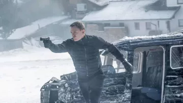 The leather gloves Agnelle James Bond (Daniel Craig) in the sequence of end of the Spectrum