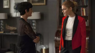 Trish Walker (Rachael Taylor)'s Lanvin Rouge Deux tons de laine sergé de smoking veste portée sur Jessica Jones