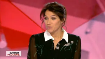 El vestido de cuello camisa de Laurie Cholewa en L'info du vrai del 06/03/2018