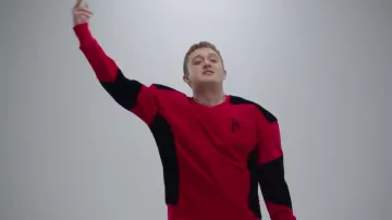 Le sweatshirt rouge Richard Valentine Paris de Vald dans son clip Désacordé