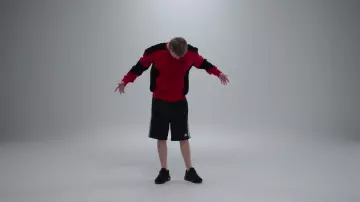 La sudadera roja y negra que lleva Vald en su clip Out of Tune