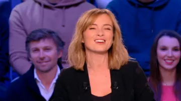 The jacket with flowers embroidered tone-on-tone Isabelle Ithurburu in Canal Rugby Club 04/03/2018