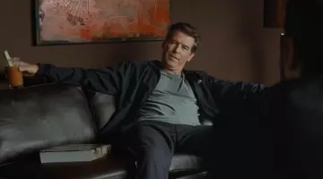 Le blouson coupe-vent Lacoste de Adam Lang (Pierce Brosman) dans The Ghost Writer