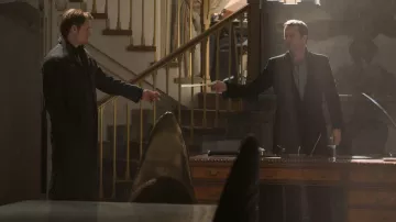 Gabardina usada por Takeshi Kovacs (Joel Kinnaman) como se ve en Altered Carbon S01E08