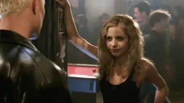 The tank top Buffy Summers (Sarah Michelle Gellar) in Buffy the vampire slayer S02E03