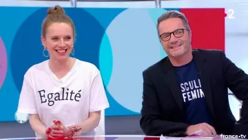 Le t-shirt Egalité de Sophie Brafman dans C'est au programme du 08/03/2018