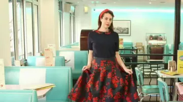 Le pull marine col à fleurs conseillé par Sophie Brafman dans C'est au programme du 08/03/2018