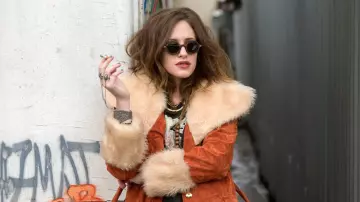 The round sunglasses from Darlene (Carly Chaikin) in Mr. Robot S01E01