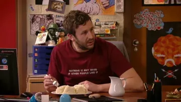 Le t-shirt rouge de Roy (Chris O'Dowd) dans The IT Crowd S04E04
