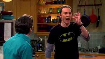 The Batman t-shirt of Sheldon Cooper (Jim Parsons) in The Big Bang Theory S08E03