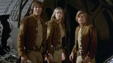 La chaqueta marrón del teniente Starbuck (Dirk Benedict) en Battlestar Galactica S01E15