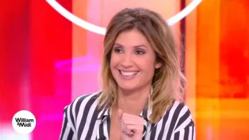 La chemise à rayures noires et blanches Kookai de Caroline Ithurbide dans William à midi du 08/03/2018