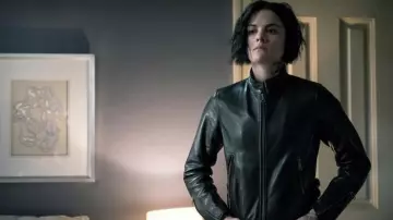 The leather jacket of Jane Doe (Jaimie Alexander) in Blindspot S01E23