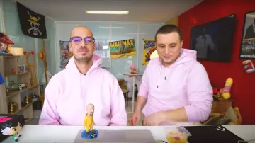 Le sweatshirt à capuche rose de Carlito dans la vidéo On vous veut de McFly & Carlito