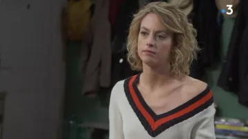 The sweater varsity of Coralie (Sarah Mortensen) in a More beautiful life S14E3488 of the 7/03/18