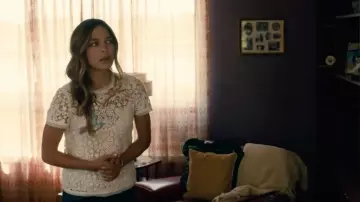 Le haut en dentelle de Joanna Hanley (Kristin Kreuk) dans Burden of Truth S01E04