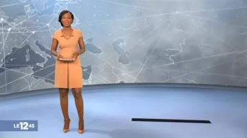 La robe col V camel de Kareen Guiock dans Le 12:45 de M6 du 15/02/2018