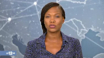 /La chemise en soie bleue imprimée léopard de Kareen Guiock dans Le 12:45 de M6 du 07/03/2018