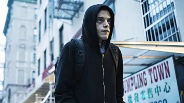 La sudadera con capucha negra de Elliot Alderson (Rami Malek) en Mr. Robot S03E02