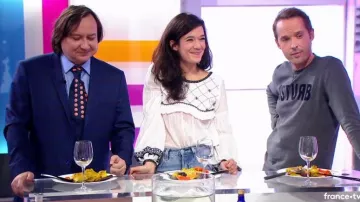 Le top écru à broderies de Mélanie Doutey dans C'est au programme du 23/01/2018