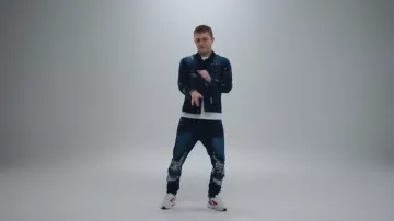 Les sneakers Nike Pan­theos de Vald dans son clip Désaccordé