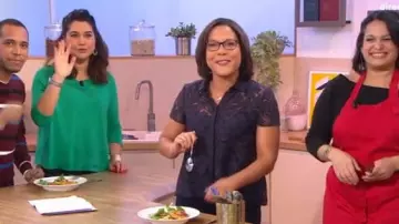 La camiseta guipure azul marino de Karine Baste Régis en Les témoins D'Outre mer del 06/03/2018