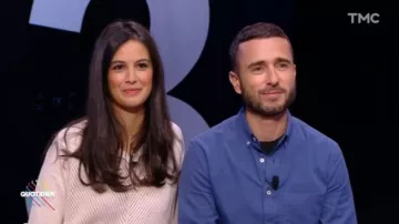 Le pull blush de Lilia Hassaine dans Quotidien du 06/03/2018