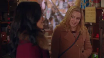 Chaqueta de mezclilla Scotch & Soda color arena de Betty Cooper (Lili Reinhart) en Riverdale