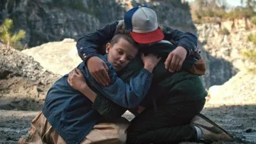 La gorra de Dustin Henderson (Gaten Matarazzo) en Stranger Things Temporada 1 Episodio 4